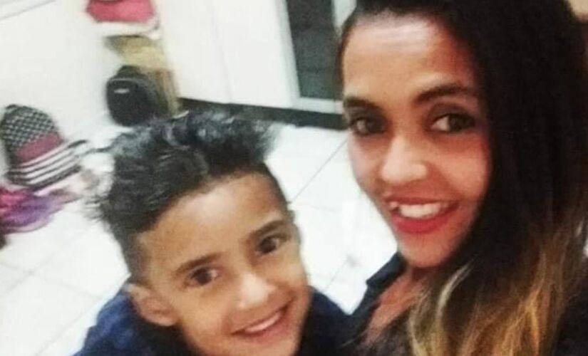 Garoto ao lado da mãe, que segue internada em estado grave no Hospital Santa Marcelina em SP