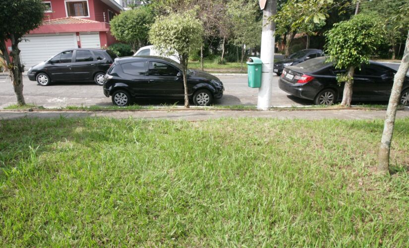 Antes e depois da praça no Jardim Bélgica (acima) e do canteiro de obras no monotrilho (abaixo)