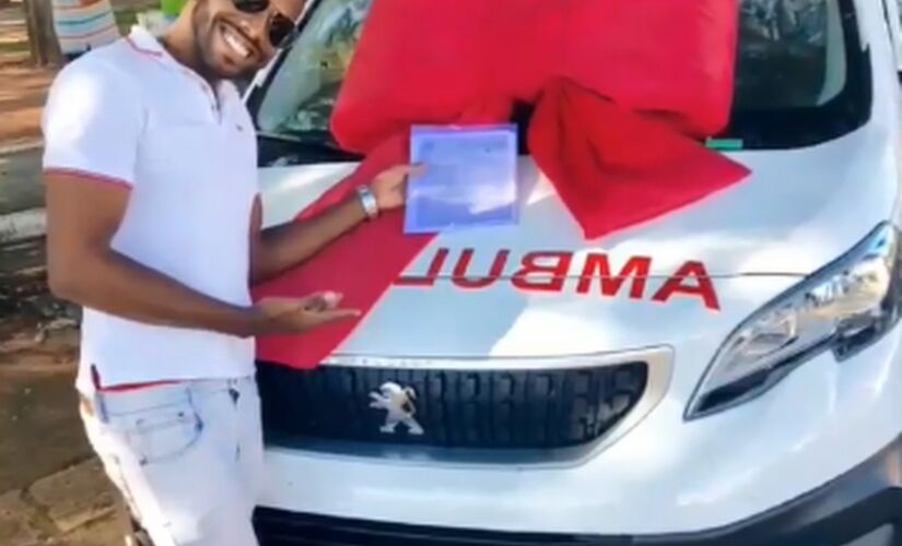 O vereador Marcelo Martins (PSL) saiu com uma ambulância nova sem placa por várias ruas com direito a sirene ligada
