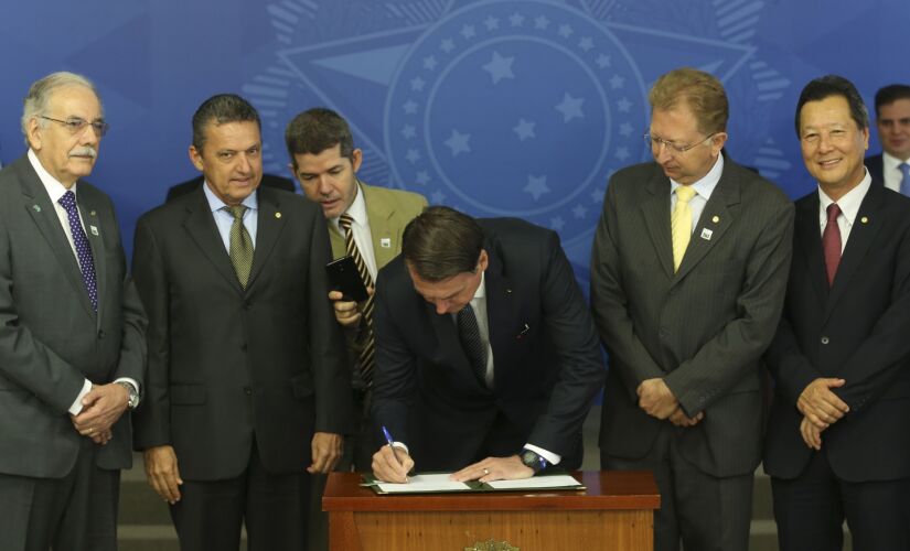 Em breve cerimônia do Palácio do Planalto, o presidente Jair Bolsonaro assinou decreto ontem