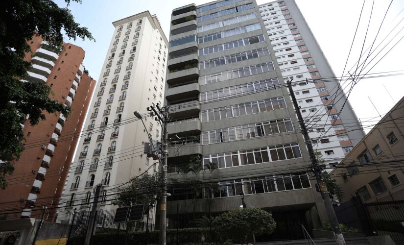 Os assaltantes renderam o porteiro e demais moradores e roubaram quatro apartamentos