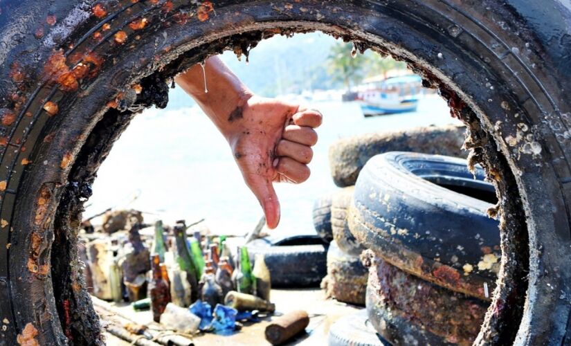 Mergulhadores encontraram pneus de carros e caminhão, garrafas de vidro e painel de fogão