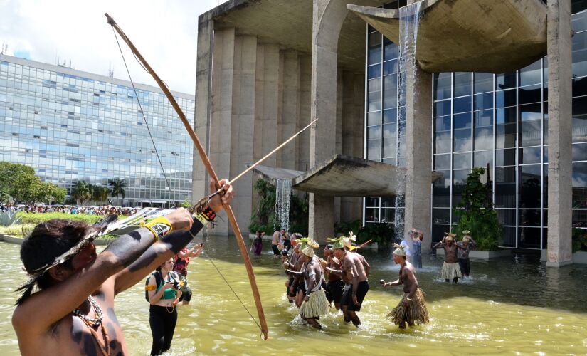 BRASILIA, DF, 26.04.2019 - Indignas Fazem Protesto, Esplanada Dos Minist&eacute;rios - Ind&iacute;genas que participam do Acampamento Terra Livre, fazem protesto na Esplanada dos Minist&eacute;rios  em Brasilia, nesta sexta 26 - (Foto:)