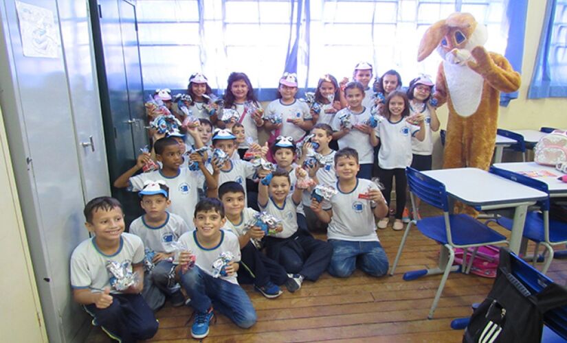 Escolas da Rede Municipal entregam Ovos de P&aacute;scoa para os alunos em Tiet&ecirc; cred