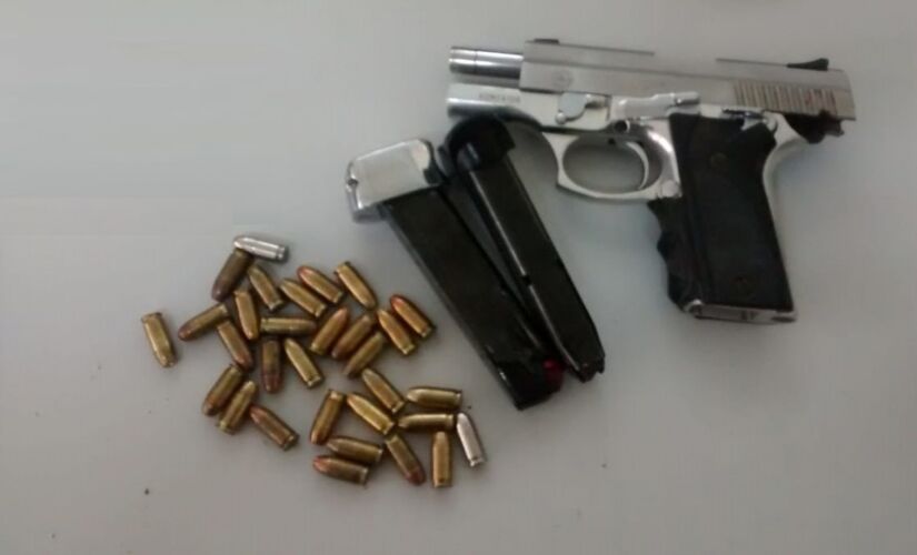 Pistola calibre 380 carregada e um carregador com 31 munições foram apreendidos pela Polícia Militar no bairro Canguera