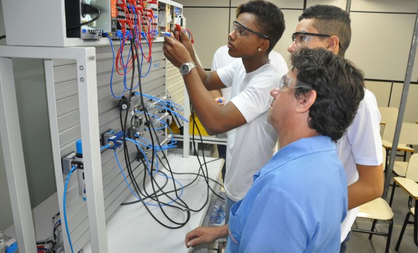 Entre as oportunidades estão os cursos de Hidráulica e Pneumática Industrial, Desenvolvimento para o Mercado de Trabalho, Desenho Técnico Mecânico, Comandos Eletrônicos entre outros 