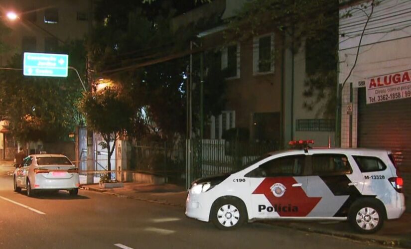  Viatura da PM em frente ao estacionamento em Santa Cecília