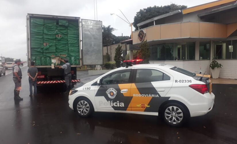 No domingo, a Polícia Rodoviária apreendeu em Bauru e Ourinhos, no interior paulista, 400 mil maços de cigarros contrabandeados 