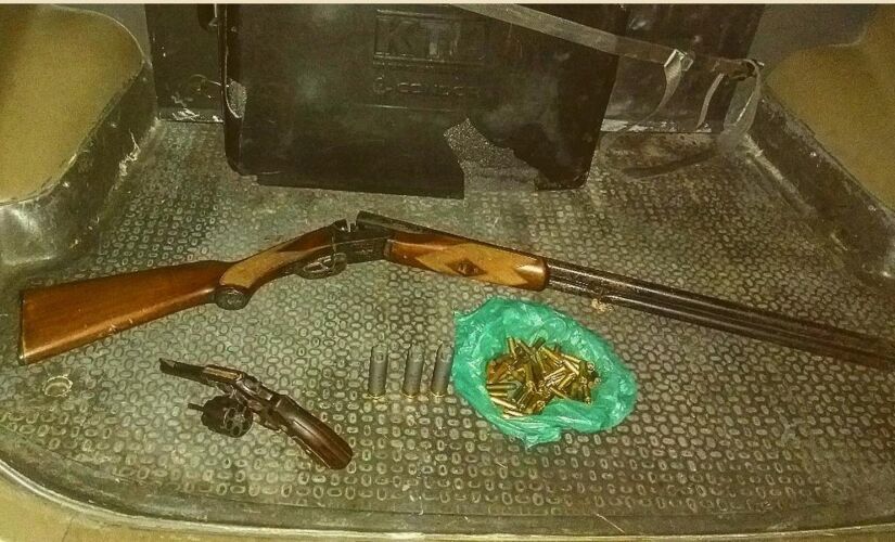 Funcionários faziam manutenção de rede elétrica quando foram surpreendidos pelo agricultor; armas foram apreendidas pela PM