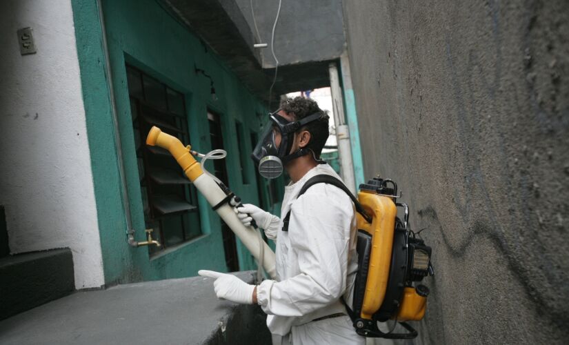 Prefeitura faz fumacê para eliminar mosquito da dengue