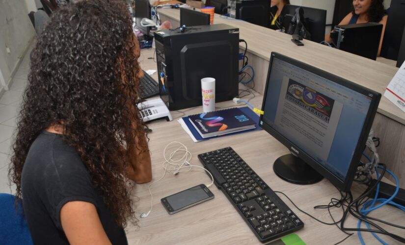 O estudante deve ser maior de 16 anos e morador de Caraguá; carga horária é de 30 horas semanais