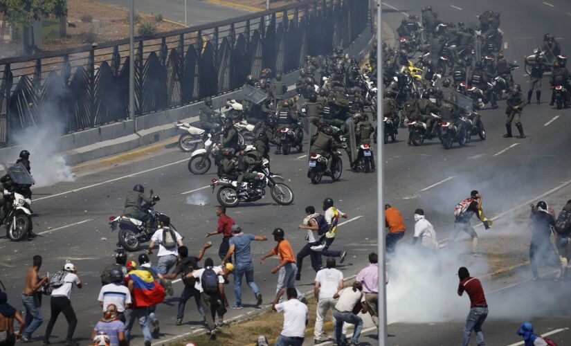 Apoiadores do presidente Juan Guaid&oacute;, entram em confronto com militares leias ao presidente da Venezuela, Nicol&aacute;s Maduro 