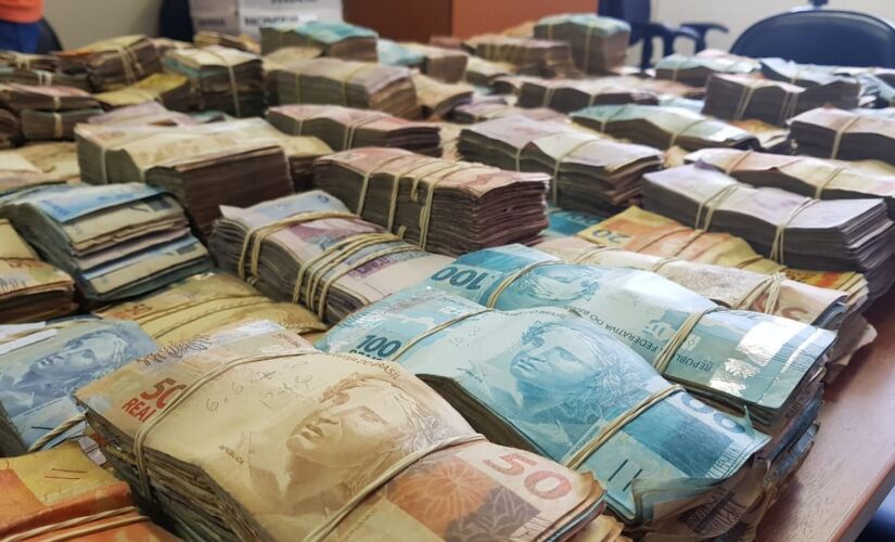 A droga foi levada para o DP da zona norte, e os R$ 870 mil apreendidos foram levados ao Banco do Brasil