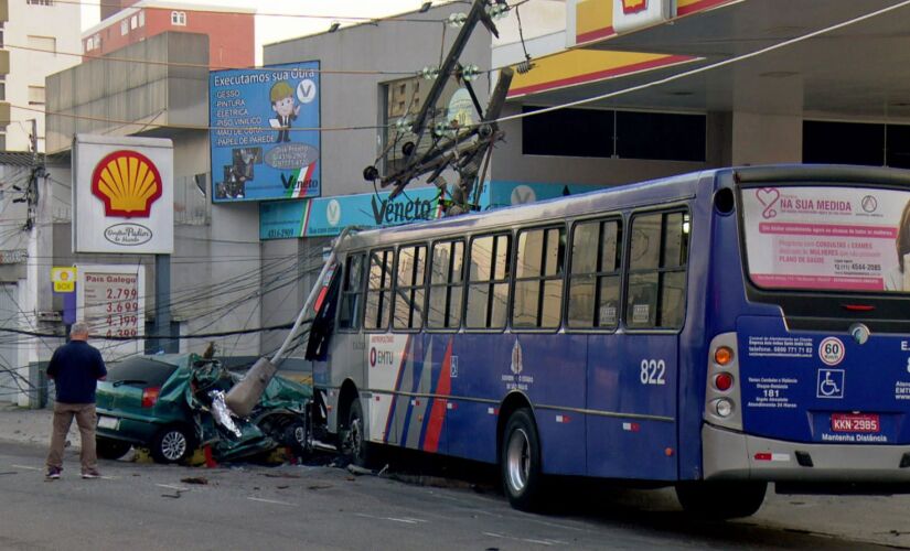 O grave acidente envolveu um ônibus e um carro na rua General Glicério, no centro de Santo André, na região do ABC paulista