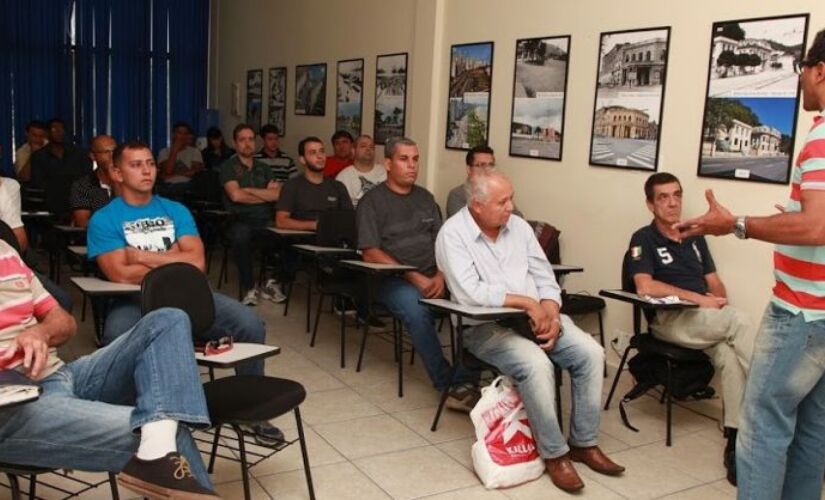 Os temas abordados são relações humanas, direção defensiva, primeiros socorros, turismo e legislação de trânsito