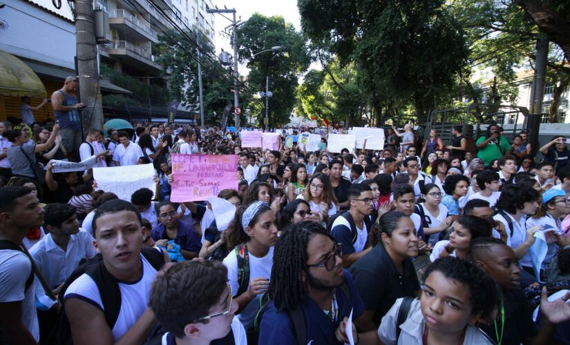 Estudantes gritaram palavras de ordem, como 'não vai ter corte' e educação 'não é esmola'