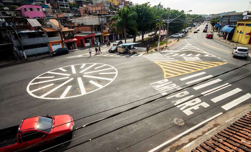 A avenida Fernando Fernandes passou por obras de recapeamento, sinalização e pintura de solo 