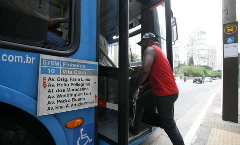 Passageiros reclamam que geralmente esperam mais de meia hora para pegar o ônibus