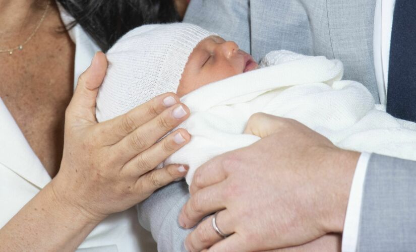 A duquesa de Sussex e o príncipe Harry mostraram o bebê, que nasceu na madrugada de segunda-feira, às câmeras de televisão