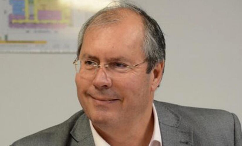 Os tiros foram feitos a partir de um carro estacionado próximo 
ao Congresso; Héctor Olivares está internado em estado grave
