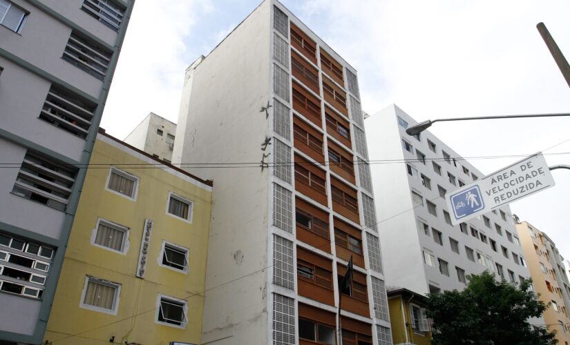 O estado de saúde da mulher é considerado grave; ela foi 
levada pelos bombeiros ao Hospital das Clínicas