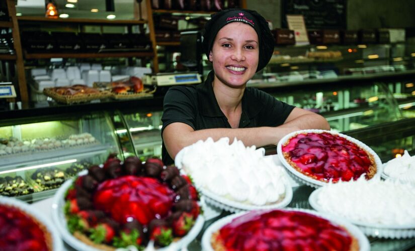 As tortas de morango da padaria Pérola, no Brooklin, enchem os olhos de mães e filhos