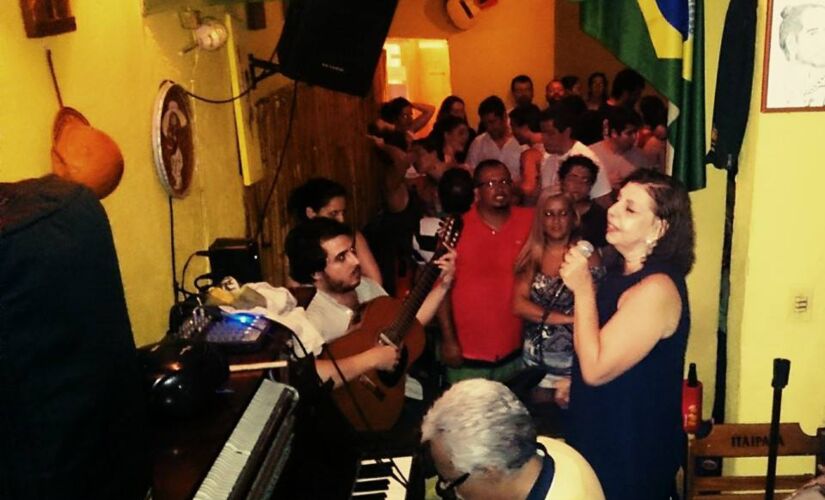 Em primeiro plano, seu Cláudio e dona Nilce, os donos do bar, em mais uma noite musical