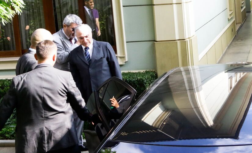 Temer partiu em um carro, no Alto de Pinheiros, e seguiu rumo à sede da PF, no bairro da Lapa