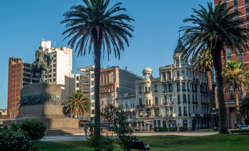 Segundo o Ministério de Turismo do Uruguai, todo o país é um convite para viajar ou morar em paz, pois possui amplos campos e praias onde paisagens naturais convivem com modernas cidades, como Montevidéu.  O país consta na lista de 2016 da Ethical Travele
