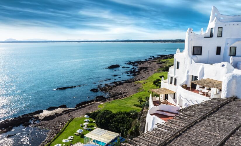 Casapueblo
O lugar é uma construção branca do pintor e escultor uruguaio Carlos Paez Vilaró, que reúne museu, galeria de arte, hotel e restaurante. É muito visitada não só por causa das obras de arte, mas também devido ao visual panorâmico.