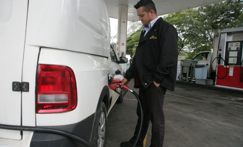 Em Embu, o litro da gasolina comum é vendido por R$ 4,39 ou até por R$ 4,61; litro da gasolina aditivada pode chegar a R$ 4,73