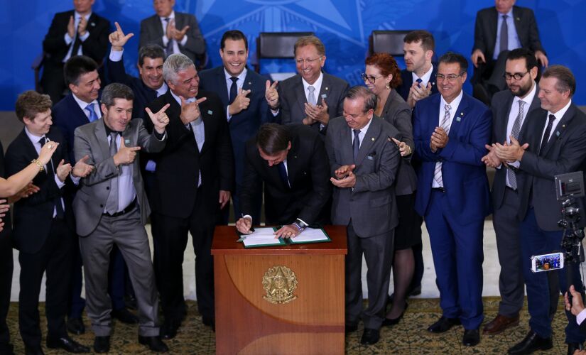 BRASILIA, DF,  07.05.2019: O presidente Jair Bolsonaro, acompanhado de deputados favor&aacute;veis &agrave; projetos de flexibiliza&ccedil;&atilde;o do controle de armas, durante assinatura de decreto presidencial que flexibiliza regras para atiradores es