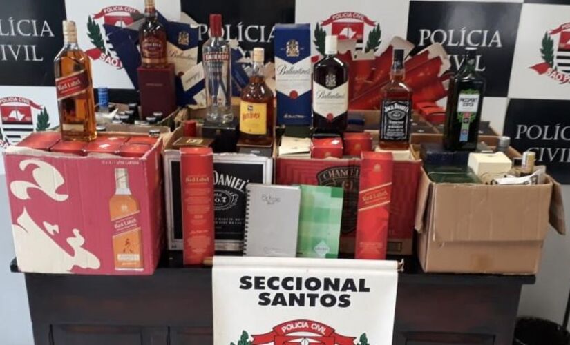 Foram encontradas garrafas de uísque de marcas famosas, além de vasilhames de vodca