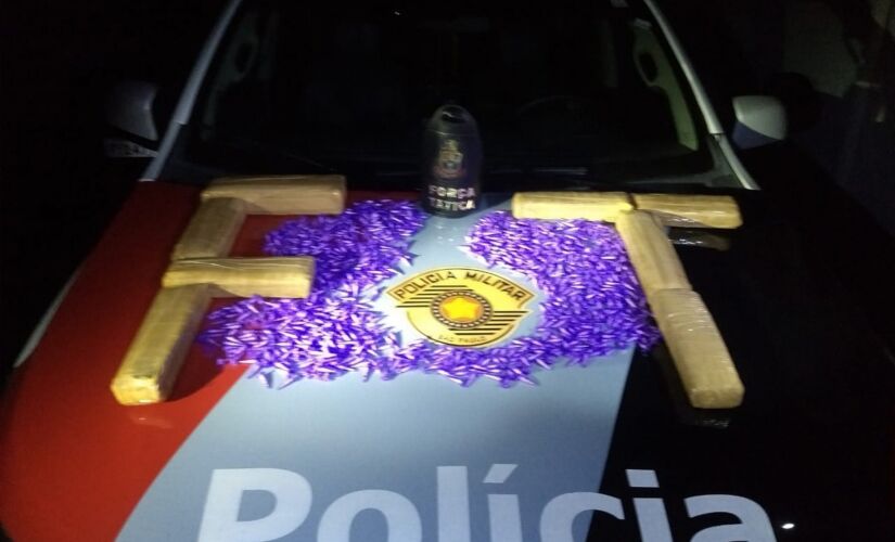 Foram encontrados com os suspeitos em Itu 981 porções de cocaína, oito tijolos de maconha e uma quantidade de R$ 107