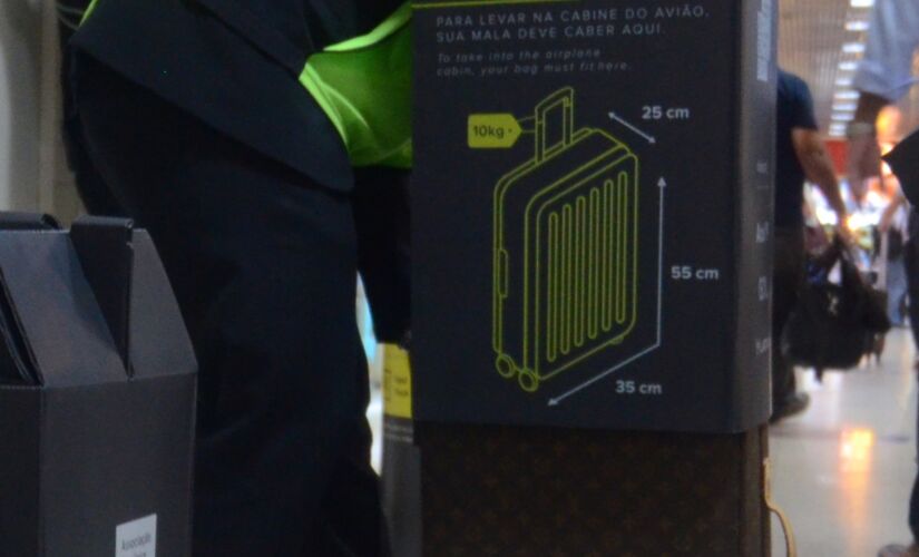 Tamanho da mala deve ter até 55 cm de altura, 35 de largura e 25 
de profundidade, e 10 kg; molde de papelão é usado na fiscalização