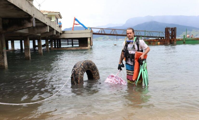 Foi necessária a ação de mergulhadores em 17 pontos do mar