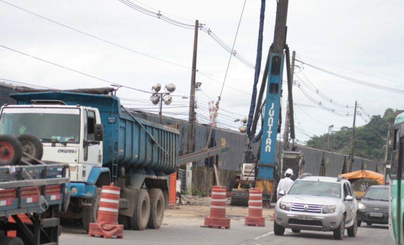 Moradores têm medo de acidentes por causa de tráfego intenso, ruas estreitas e alagamentos