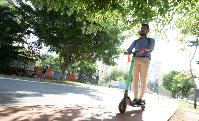 Andar com capacete e até 20 km/h são algumas das novas regras para utilizar os patinete pelas ciclovias da Capital