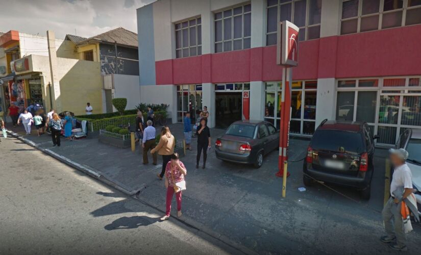 Vítima teve dificuldade para entrar no banco e discutiu com vigia