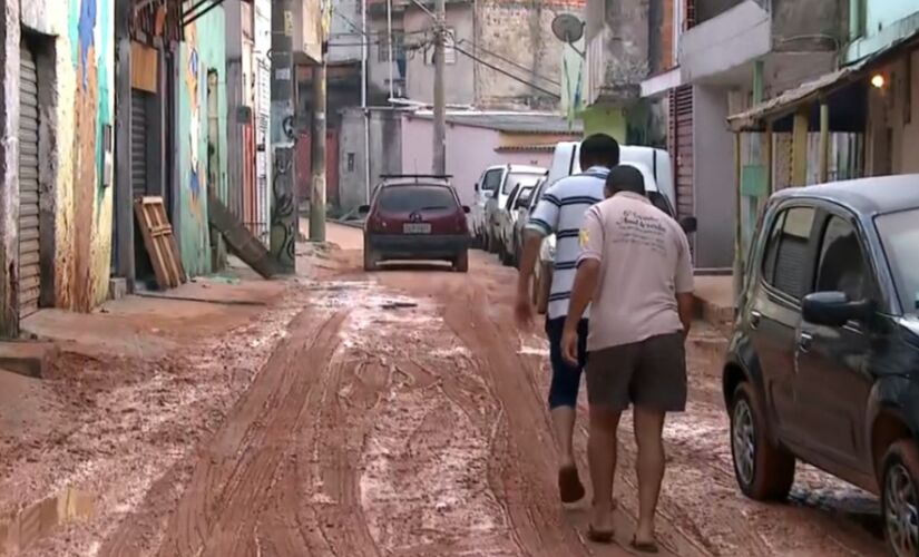 Fornecimento de água foi interrompido; Sabesp investiga causa do vazamento, que atingiu casas e estabelecimentos comerciais