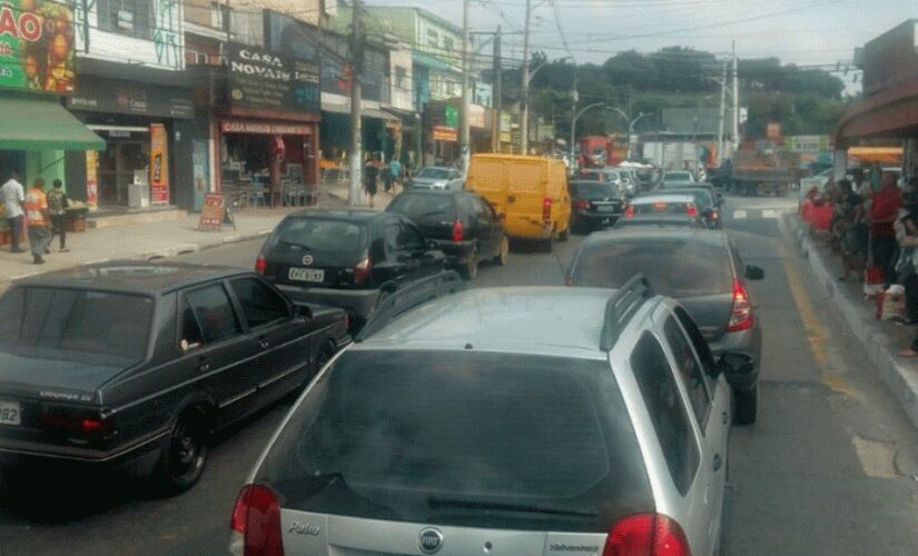 Motorista enfrenta caos com obras no cruzamento das avenidas Rotary com João Paulo, em Embu 