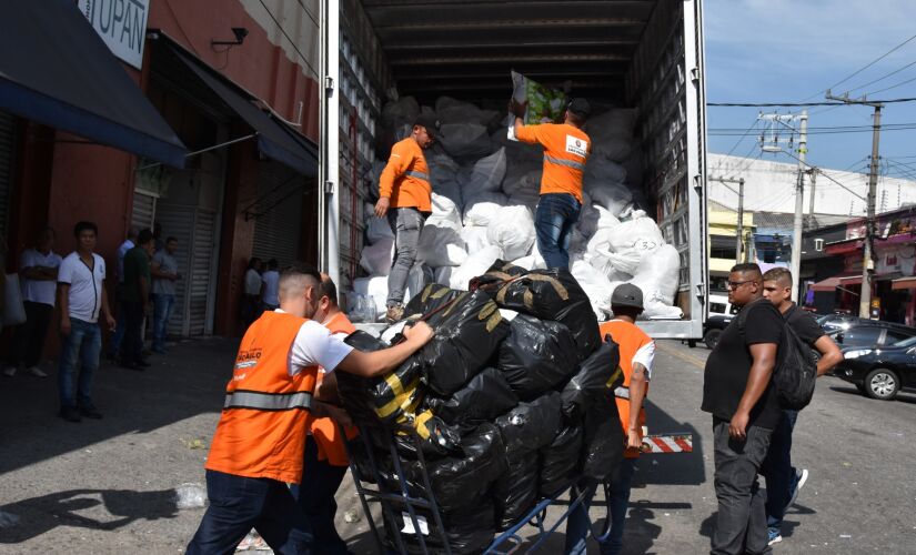 Prefeitura quer combater comércio de produtos piratas e facilitar o trânsito de pedestres pelas ruas
