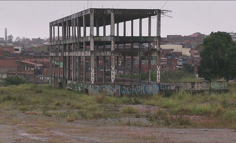 Estrutura da futura estação Varginha está abandonada no terreno; trânsito na região está mais intenso com as obras