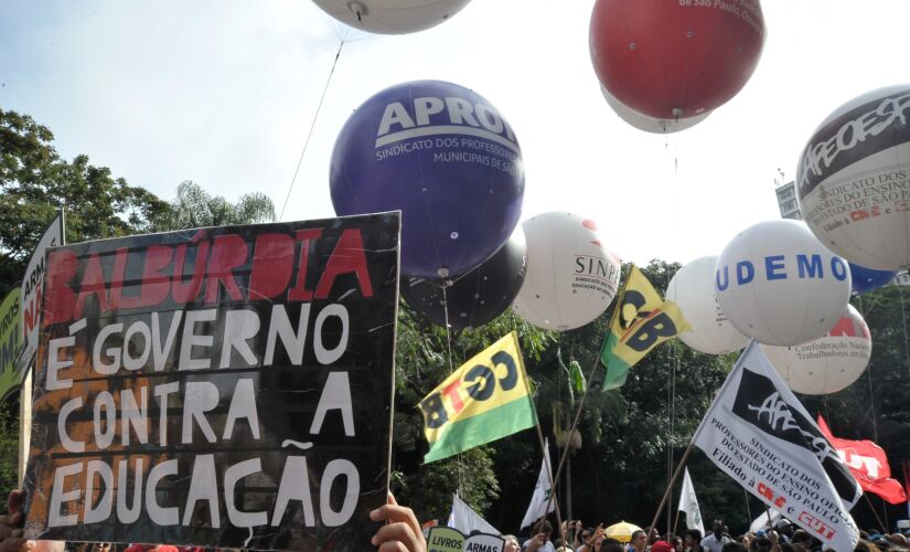 Manifestantes na avenida Paulista, em São Paulo, mostram faixas contra governo Bolsonaro