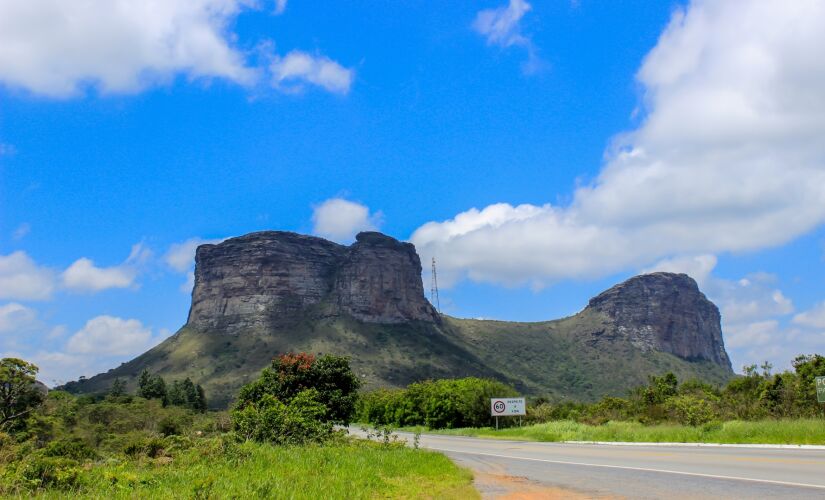 Cidade Histórica de Lençóis.
Lençóis serve como porta de entrada para desbravar a Chapada Diamantina. Seu centro histórico preservado, proveniente da extração de diamantes, no século 19, a torna uma das cidades coloridas para visitar ao redor do mundo.