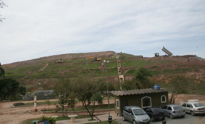 Segundo a prefeitura, o município de Embu das Artes produz cerca de 300 mil toneladas de lixo por dia