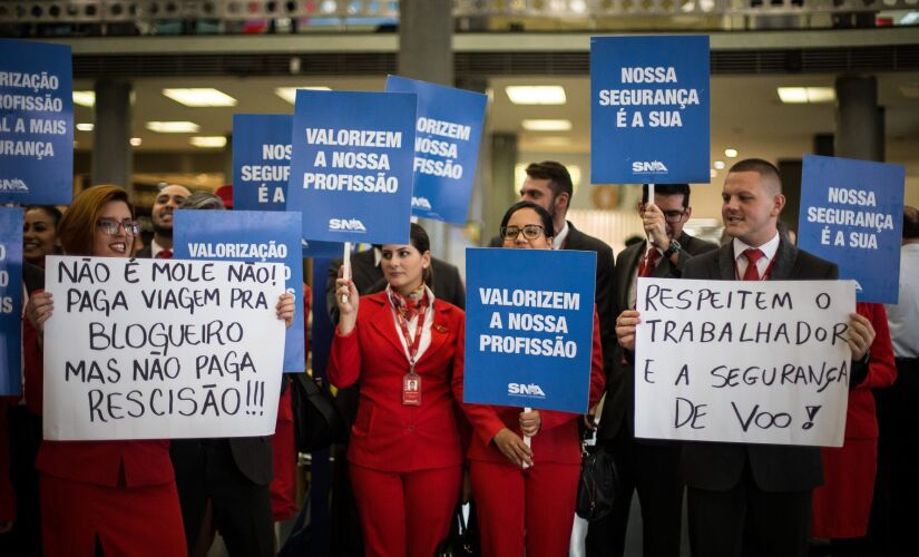 Funcionários protestaram pela regularização dos salários, o pagamento de diárias, vale alimentação e os depósitos do FGTS