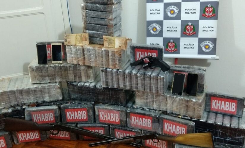 A polícia apreendeu com o suspeito, um revólver, uma carabina, uma espingarda, munições e 179 tabletes de cocaína