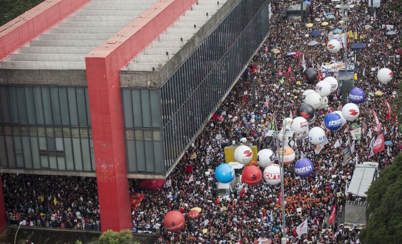 S&Atilde;O PAULO, SP, 15.05.2019: EDUCA&Ccedil;&Atilde;O-PROTESTOS-SP - Protesto em defesa da educa&ccedil;&atilde;o na av. Paulista, em SP - Manifesta&ccedil;&otilde;es em defesa de recursos para a educa&ccedil;&atilde;o s&atilde;o realizados nas capitai
