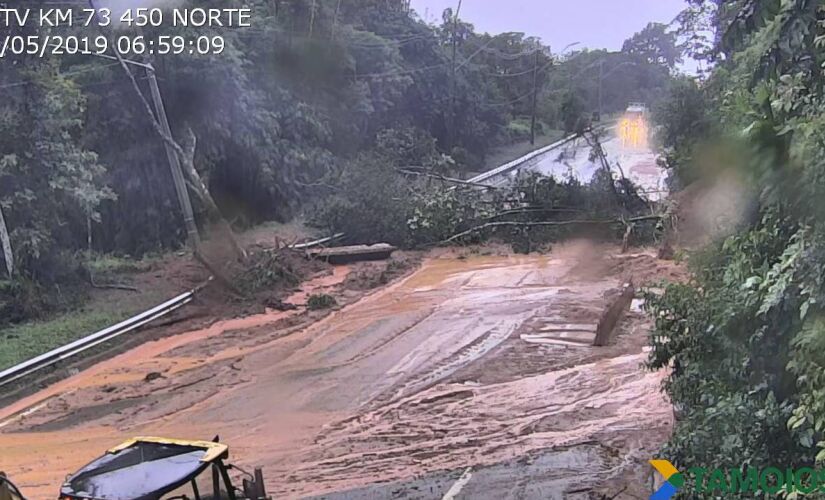 Trecho de serra na rodovia dos Tamoios, que leva ao litoral norte do estado, está interrompido devido à queda de barreiras